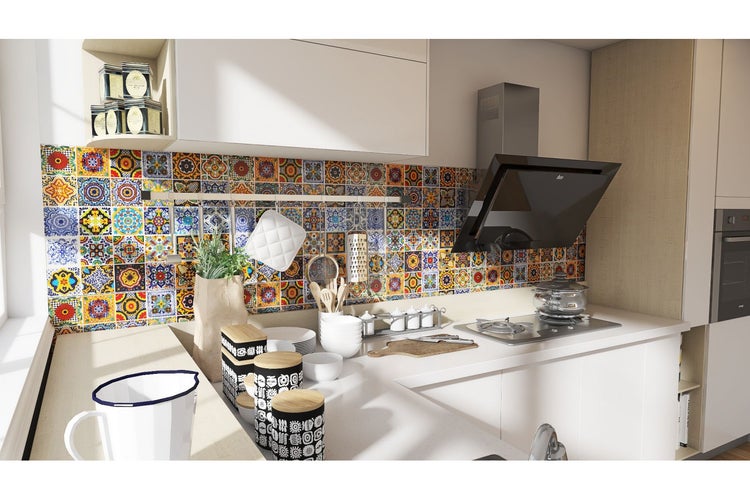 Küchenszene mit Fliesen in verschiedenen Mustern, Dunstabzugshaube und Küchenutensilien.