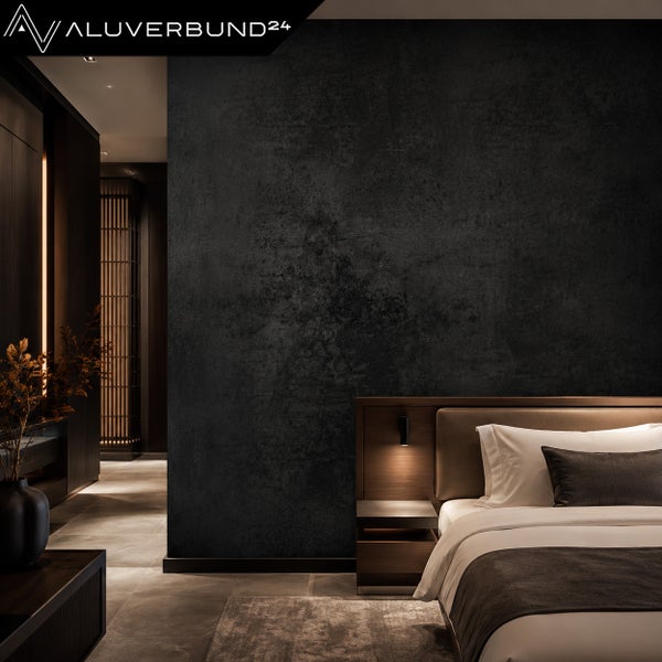 Modernes Schlafzimmer mit großflächiger strukturierter Wandverkleidung, Bett mit Holzkopfteil und Beleuchtung. Aluverbund24 Logo.