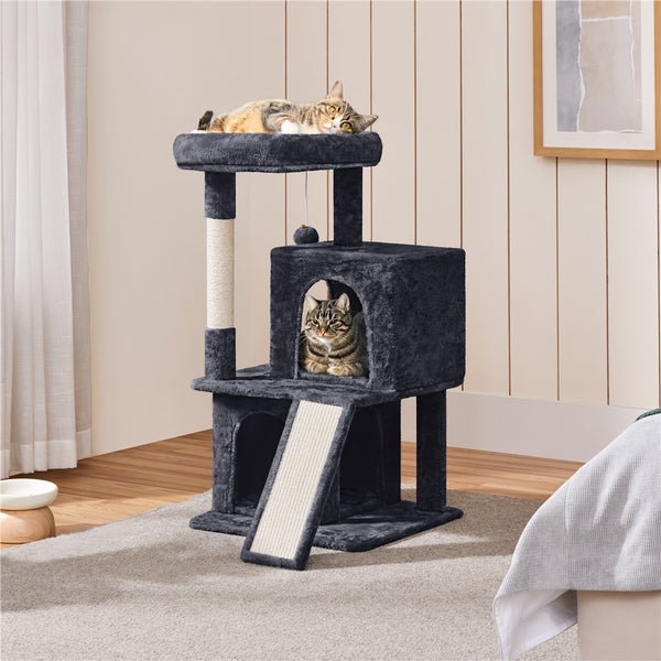 Katzenkratzbaum mit zwei Katzen in einem Wohnzimmer.