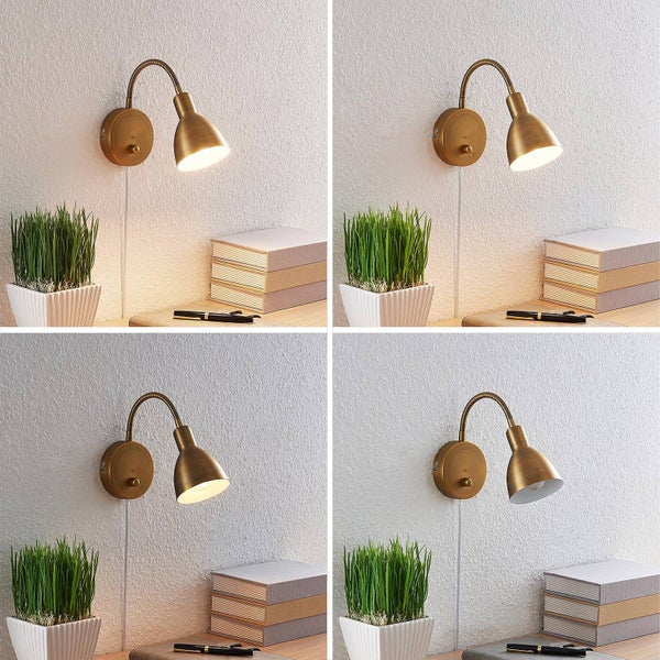 Vier Ansichten einer goldenen Wandleuchte mit flexiblem Arm, montiert an einer weißen Wand neben dekorativen Büchern und einer Topfpflanze