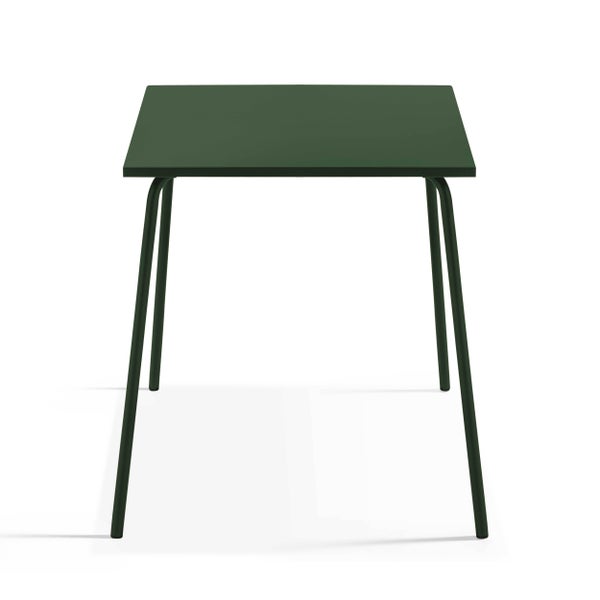 Quadratischer Gartentisch aus Metall in Grün.