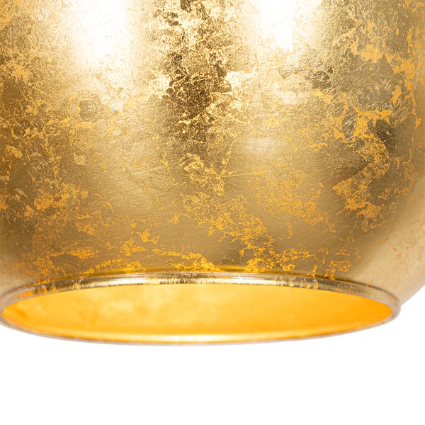Nahaufnahme einer goldenen Lampe