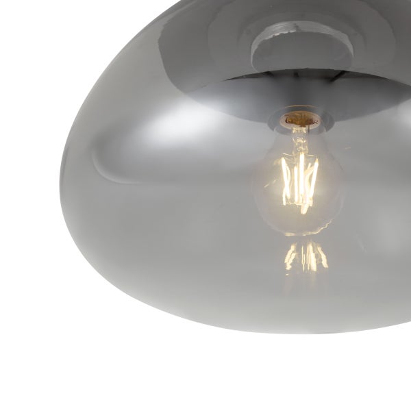 Moderne Hängeleuchte mit einem gewölbten Schirm aus getöntem Glas und integriertem LED Leuchtmittel.