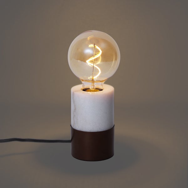 Tischleuchte mit weißem Marmorfuß und braunem Metallsockel inklusive großer LED Globe Lampe mit spiralförmigem Filament.