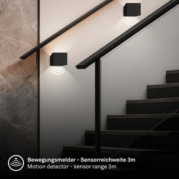 Moderne Treppe, Glasgeländer und quadratische Wandleuchten mit integriertem Bewegungsmelder und einer Sensorreichweite von 3 Metern.