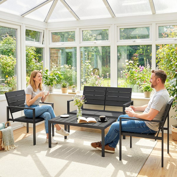 Outsunny Gartenmöbel Set Sitzgruppe für 4 Personen Gartenlounge mit 2er Sofa 2 Sessel, Breitem Beistelltisch Lamellendesign, Wetterfest Outdoor Balkonmöbel Terrassenmöbel für Garten Balkon Schwarz