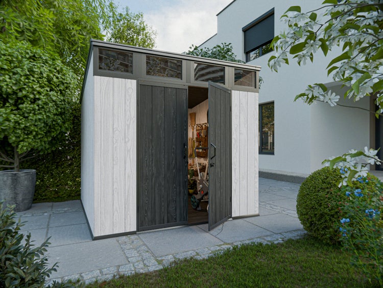 Modernes Gerätehaus mit Holzoptik-Paneelen in Hellgrau und dunklen Doppeltüren auf einer gepflasterten Terrasse im Garten neben einem Wohnhaus.