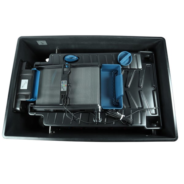 Innenansicht eines Teichfilters mit Grobschmutzabscheidung über ein Siebband und Auffangbehälter.