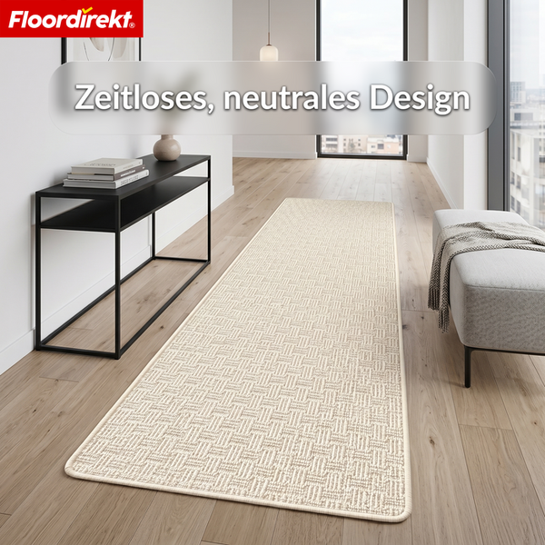 Gewebter Teppichläufer mit Struktur in einem modern eingerichteten Flur mit Holzboden und Konsole. Floordirekt Logo.