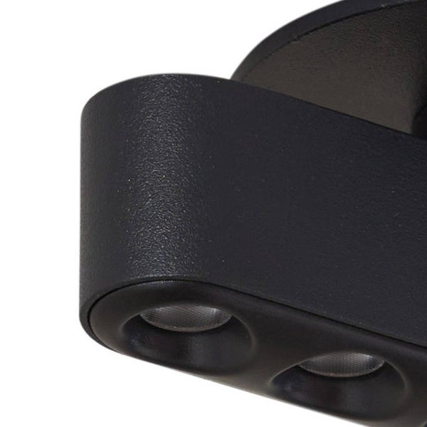 Detailansicht einer schwarzen Außenwandleuchte mit zwei Lichtauslässen und strukturierter Oberfläche.