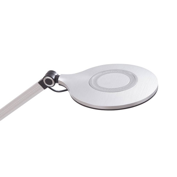 Flacher, kreisförmiger LED-Schreibtischlampenkopf aus silberfarbenem, gebürstetem Metall mit verstellbarem Gelenk.