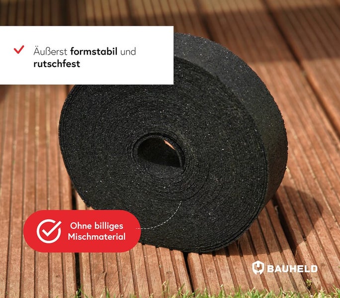 Rolle aus schwarzem Gummigranulat auf Holzboden für Terrassenbau