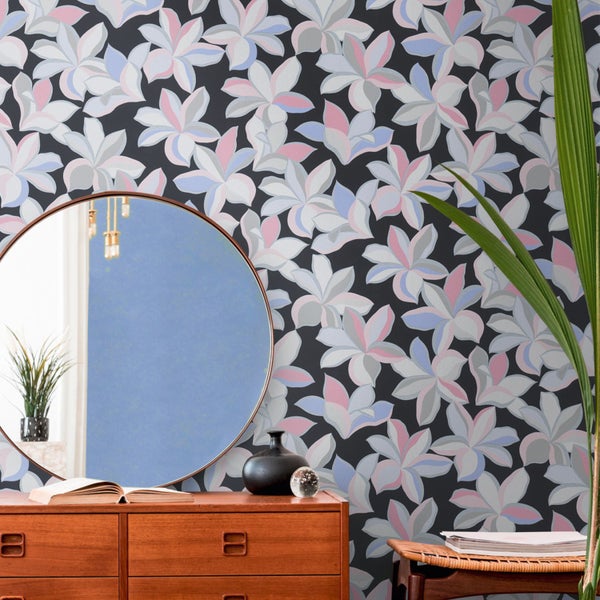 Schwarze Küchenspüle mit Armatur auf einer Küchentheke