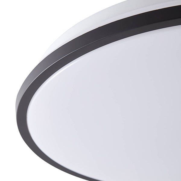 Detailansicht einer runden Deckenleuchte mit weißem Diffusor und schwarzem Rahmen.