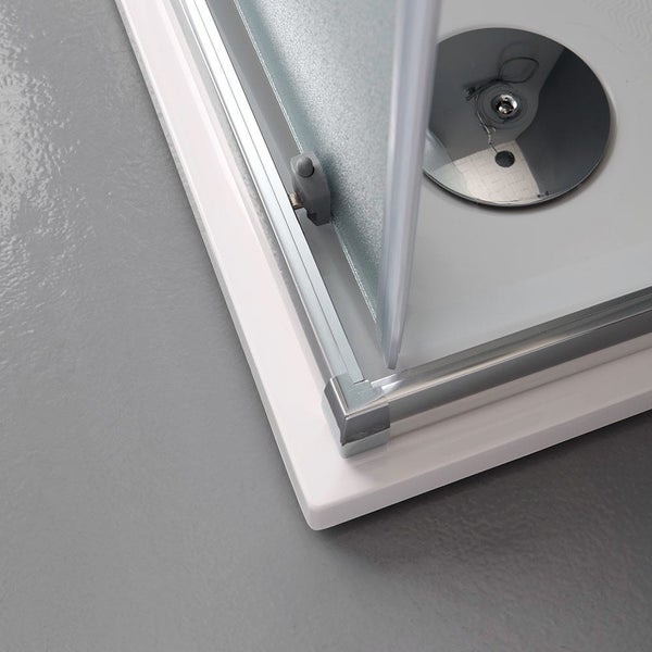 Detailaufnahme einer Duschkabine mit Tür und Abfluss