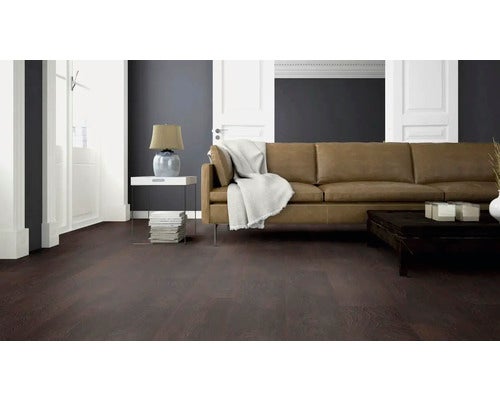 Wohnzimmer mit dunklem Holzboden, Sofa und Beistelltisch