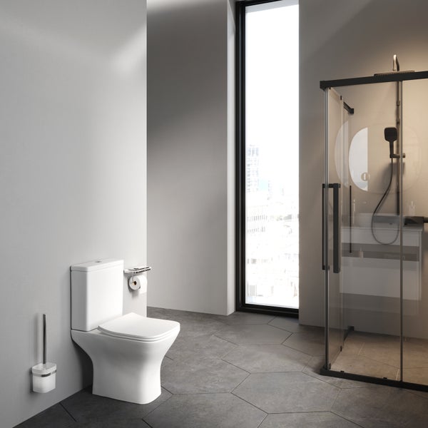 Modernes Badezimmer mit Toilette, Dusche und Waschbecken