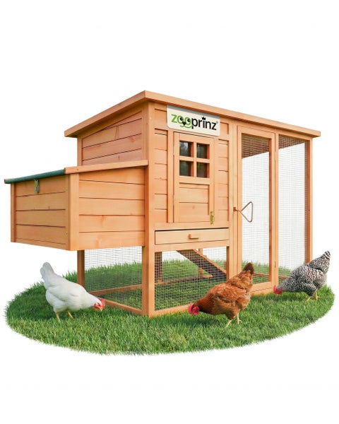 Zooprinz Logo auf einem Hühnerstall aus Holz mit Legenest und integriertem Freilaufgehege auf einer Rasenfläche mit Hühnern.