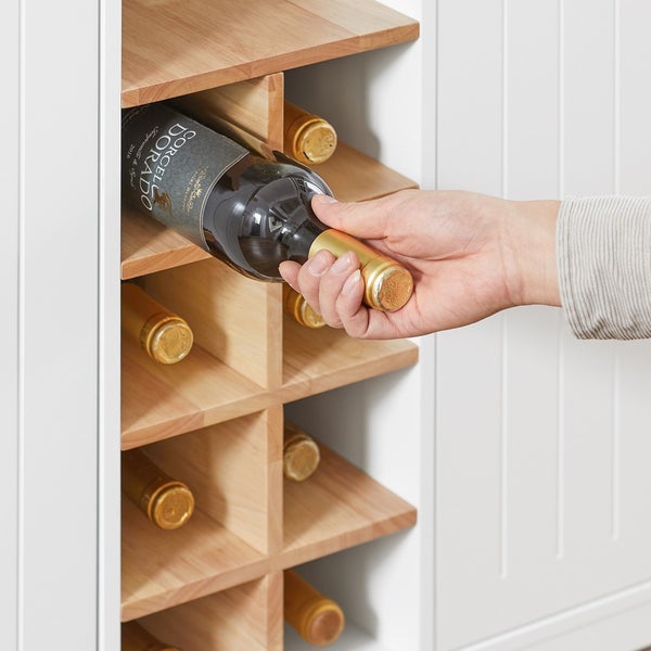 Weinflaschenregal mit Person, die eine Weinflasche hält