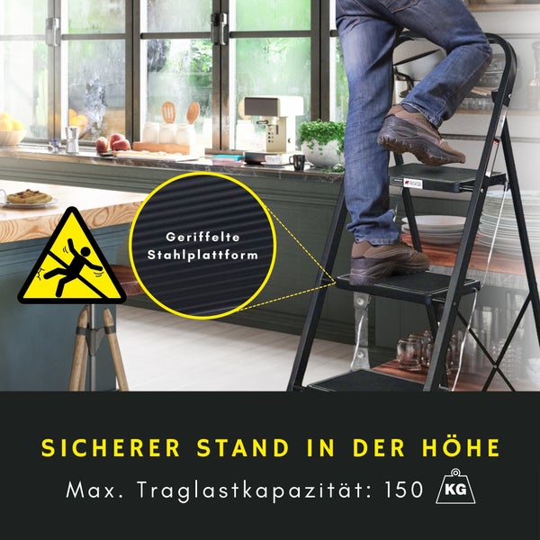 Person auf einer schwarzen Stahl-Stufenstehleiter in einer Küche. Geriffelte Stahlplattformen für sicheren Stand. Maximale Tragkraft 150 Kilogramm.