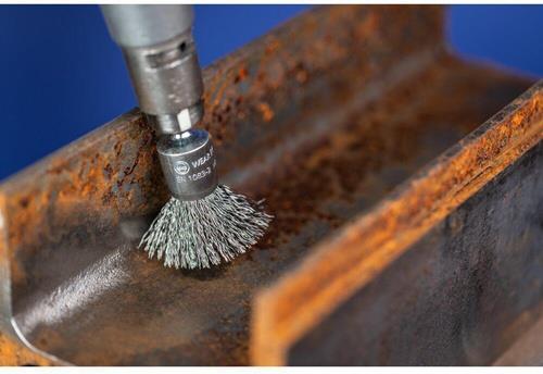 Drahtbürstenaufsatz für Bohrmaschine bei der Rostentfernung von Metall