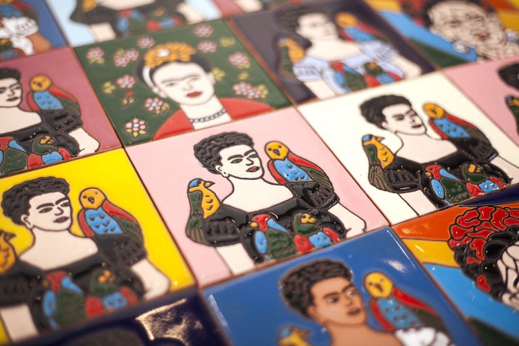 Fliesen mit Porträts von Frida Kahlo und Papageien