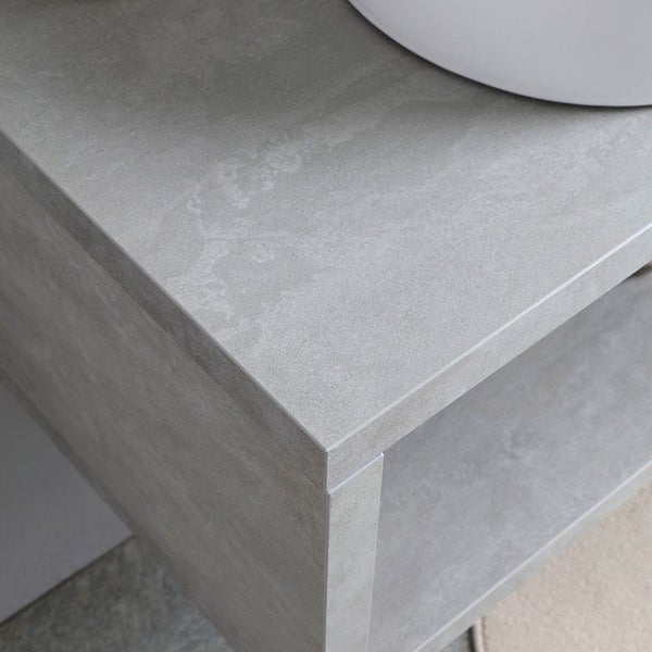 Detailaufnahme eines Badezimmerunterschranks mit Ablagefläche