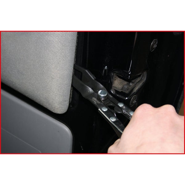 Spezialzange im Einsatz zum Lösen einer Automobilbefestigung