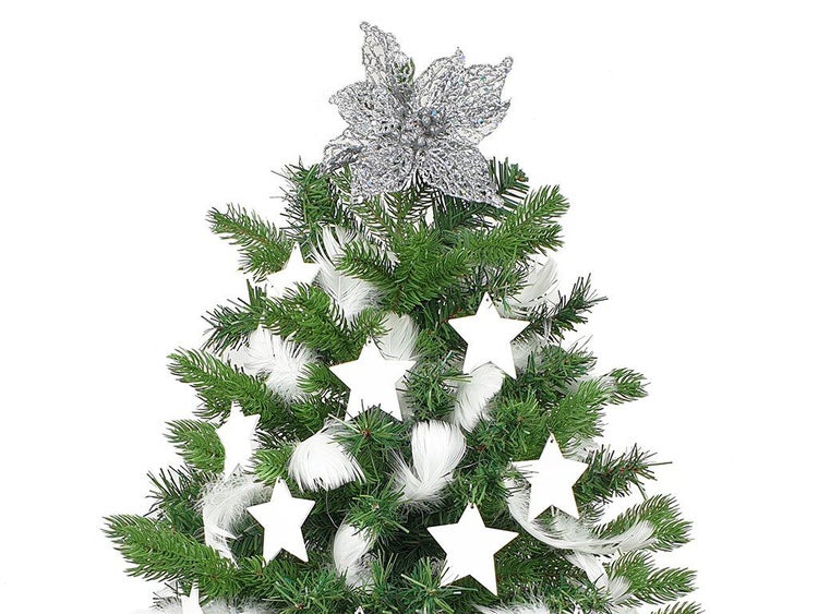 Weihnachtsbaumspitze in Sternform mit glitzernden Details, dekoriert mit Sternanhängern und Federn an einem grünen Tannenbaum.