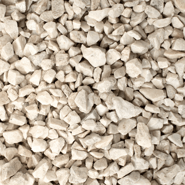 Heller Ziersplitt aus Naturstein für Gartenwege und Beetgestaltung.