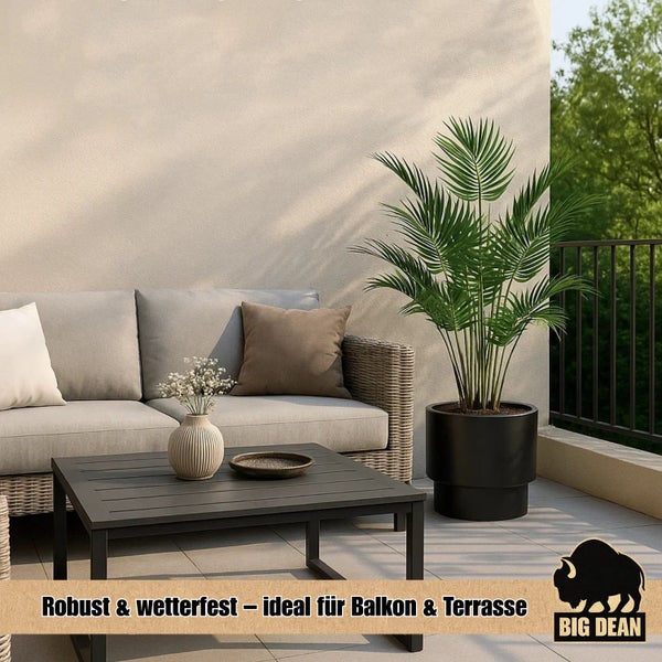 Terrassenszene mit Sofa, Tisch und Topfpflanze