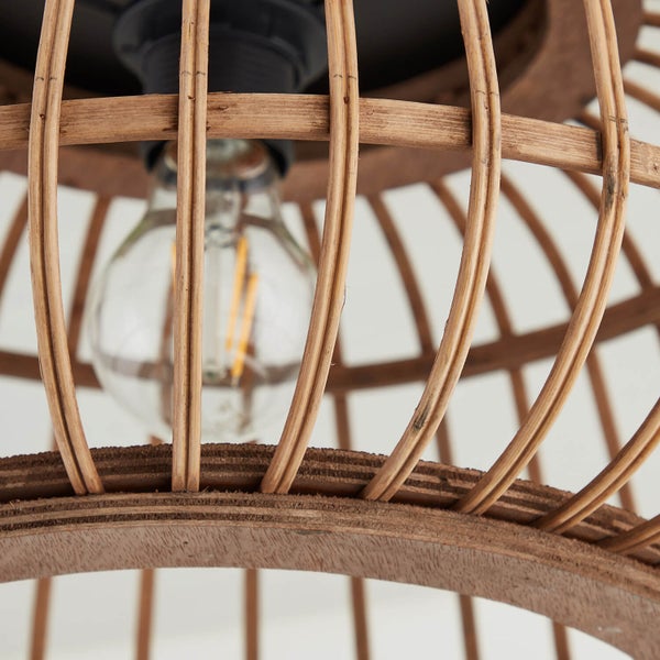 Detailaufnahme einer Hängeleuchte mit einem Lampenschirm aus Holzlamellen und einer sichtbaren Filament-Lampe.