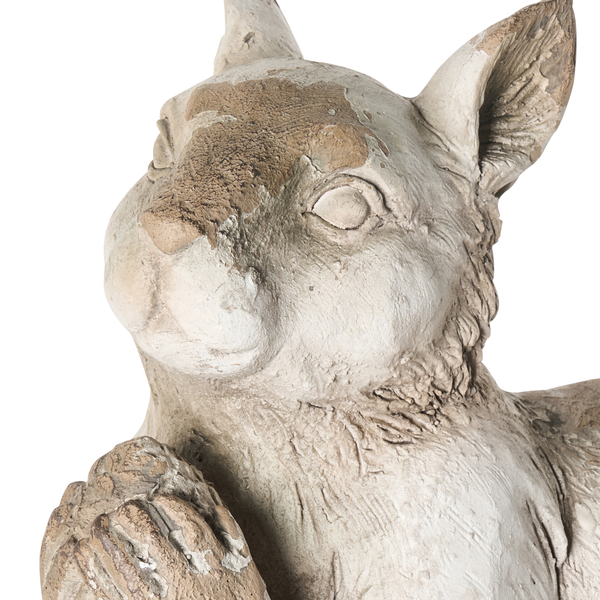 Detailansicht einer Gartenfigur Eichhörnchen aus Magnesia mit strukturierter Oberfläche und verwitterter Optik.