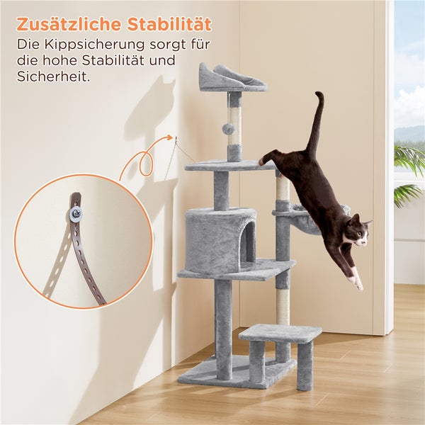 Grauer Katzenbaum mit Kippschutz und spielender Katze