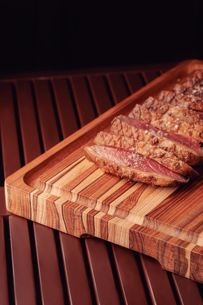 Geschnittenes Steak auf einem Holzbrett