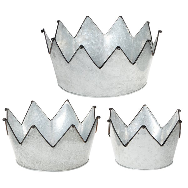 Dreiteiliges Set Pflanzgefäße in Kronenform aus verzinktem Metall in verschiedenen Größen.