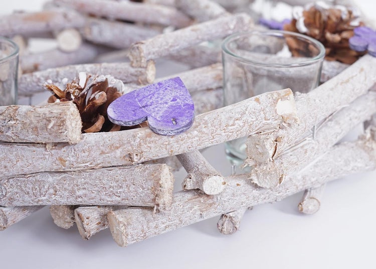 Dekorativer Adventskranz aus Holz mit Teelichtern und Holzherz