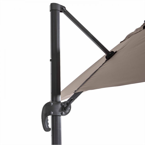 Nahaufnahme der Verstellmechanik eines Ampelschirms mit Handgriff, Mast und Schirmbespannung.