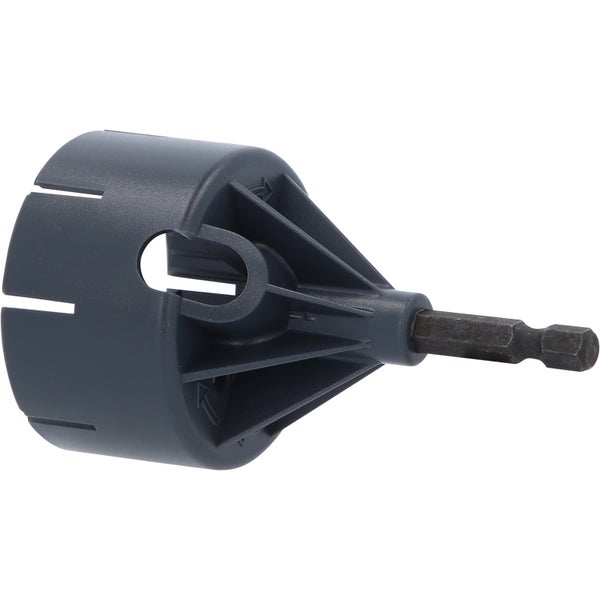 Helles, modernes Gartenhaus aus Holz mit Flachdach, offenem Terrassenbereich mit Sitzgruppe und verglastem Innenraum mit Sofa.