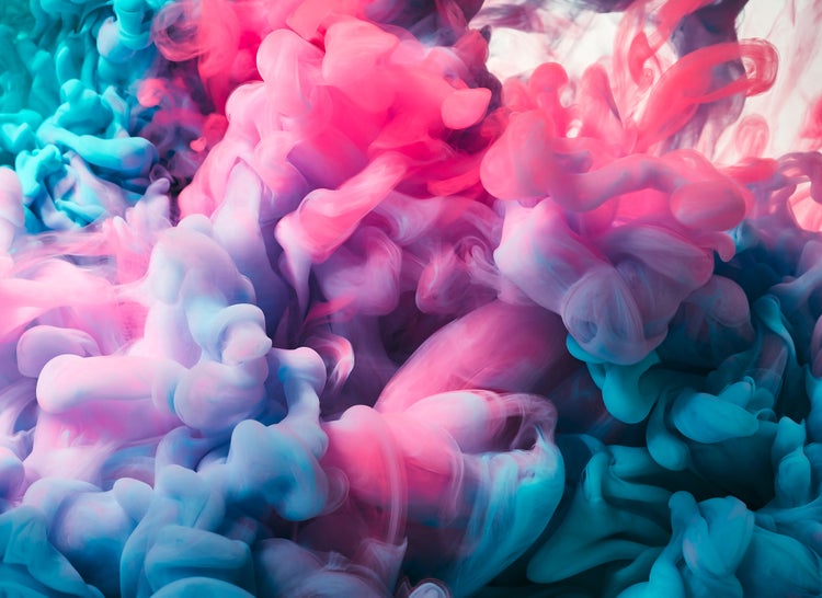 Abstrakte Fototapete mit ineinander verschlungenen rosa, blauen und violetten Farbwirbeln.