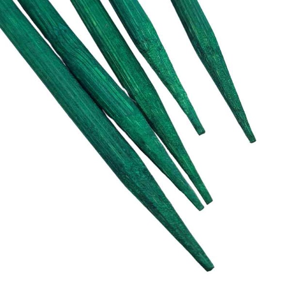 Grüne Holzstäbe für den Gartenbau