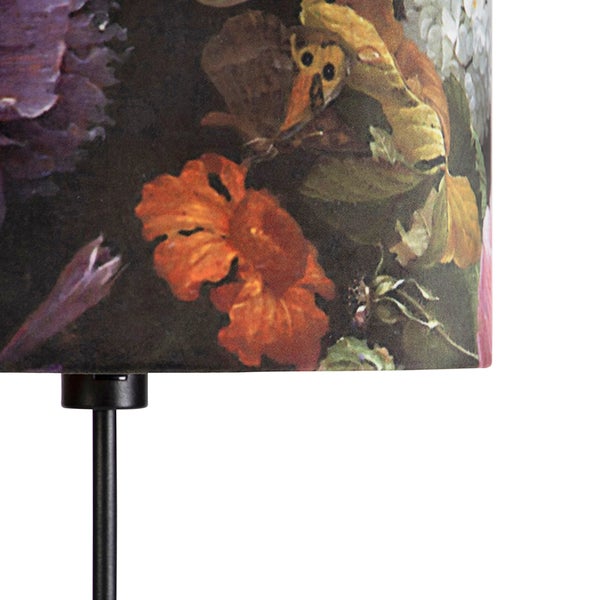 Detailansicht einer Stehleuchte mit floralem Muster auf dem Lampenschirm
