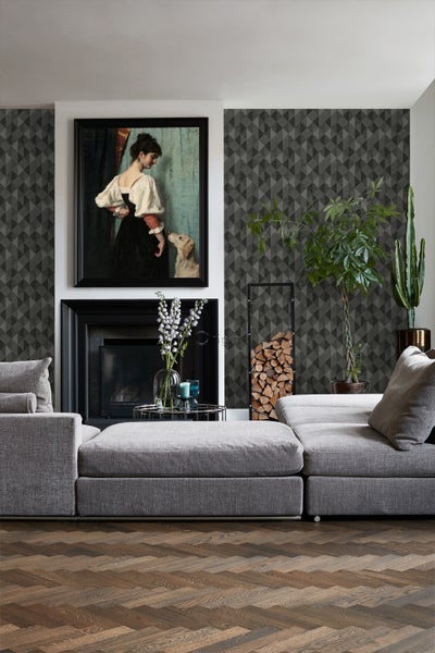 Wohnzimmer mit geometrischer Tapete, Kamin, Kunstgemälde und grauer Couchgarnitur