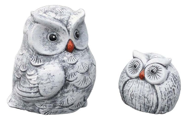 Zwei Eulen Gartenfiguren aus Steinguss zur Dekoration für den Außenbereich
