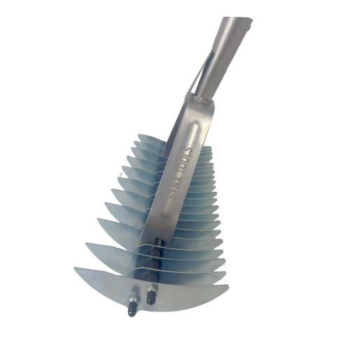 Bodenbearbeitungswerkzeug aus Metall mit mehreren Klingen