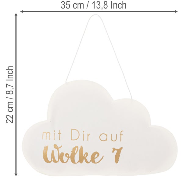 Dekoschild in Wolkenform mit Aufschrift mit Dir auf Wolke 7, Breite 35 Zentimeter, Höhe 22 Zentimeter, mit Kordel zum Aufhängen.