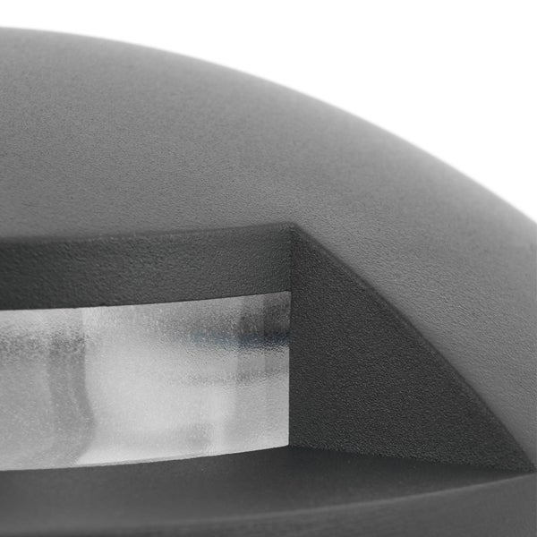 Nahaufnahme einer strukturierten Außenwandleuchte oder Stufenleuchte mit Glaslinse.