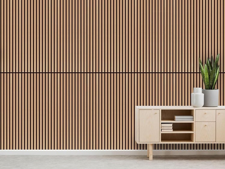 Akustikpaneele aus Holzlamellen an einer Wand in einem modern eingerichteten Raum mit hellem Sideboard.