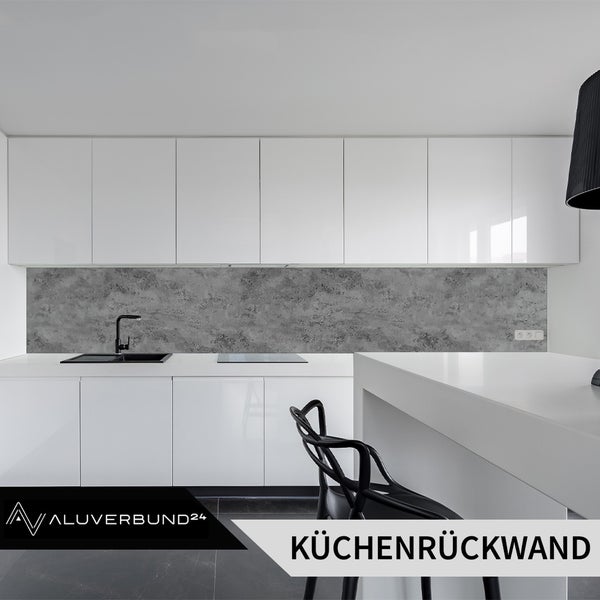 Moderne Küche mit grauer Küchenrückwand und weißen Schränken