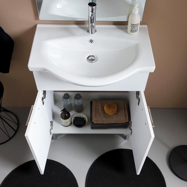 Waschbeckenunterschrank mit geöffneten Türen und Badutensilien